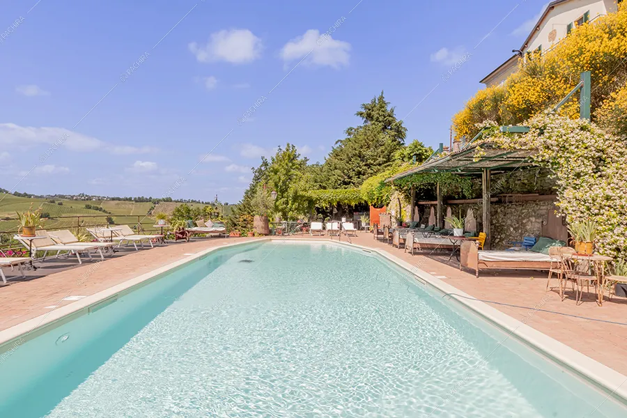 Piscina dell'agriturismo Mistral, location in stile rustico a Pavia