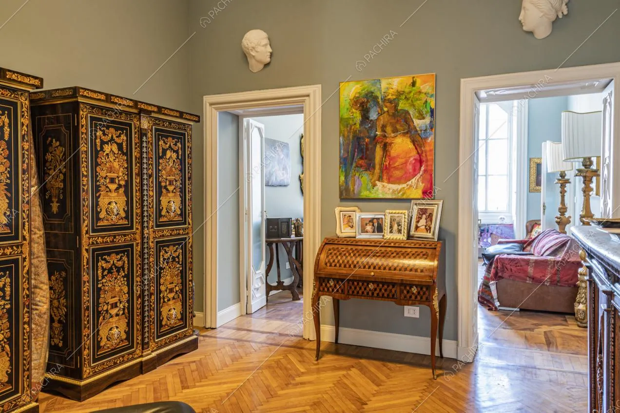 Armadi d'antiquariato, quadro moderno e parquet a spina di pesce