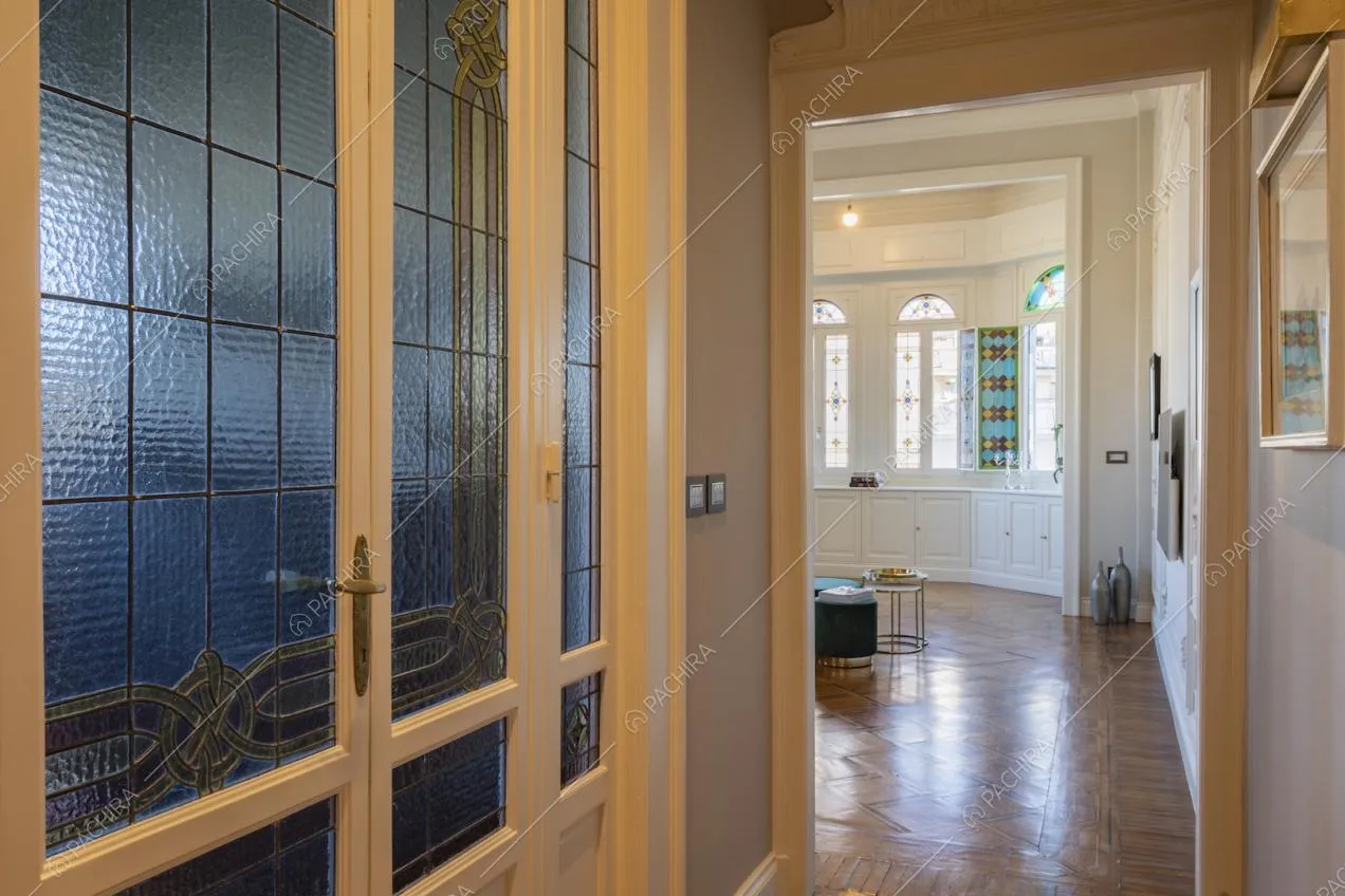 Corridoio con parquet a spina di pesce