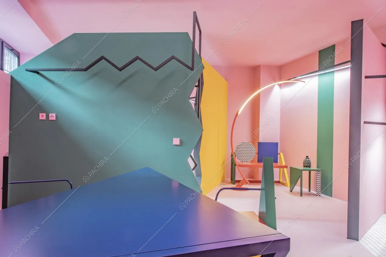 Tavolo blu e elementi d'arredo colorati