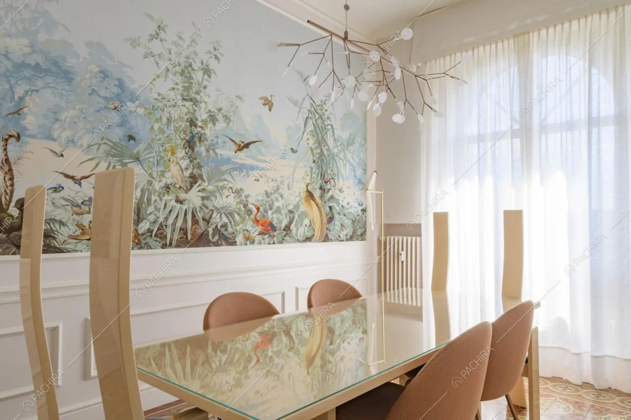 Sala da pranzo con carta da parati e boiserie alle pareti