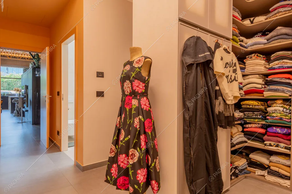 Cabina armadio del loft Graviola, location in stile contemporaneo a Milano