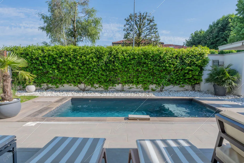Piscina della villa Garnet, location in stile contemporaneo a Milano