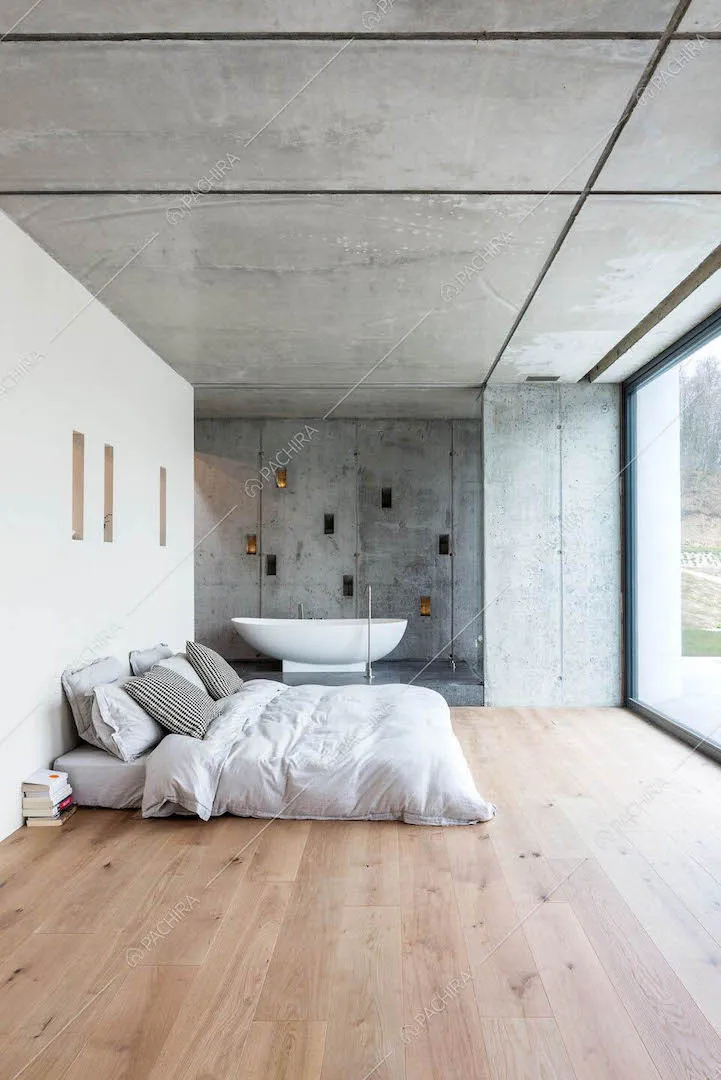 Camera da letto matrimoniale in stile minimal con pavimento in parquet e vetrate
