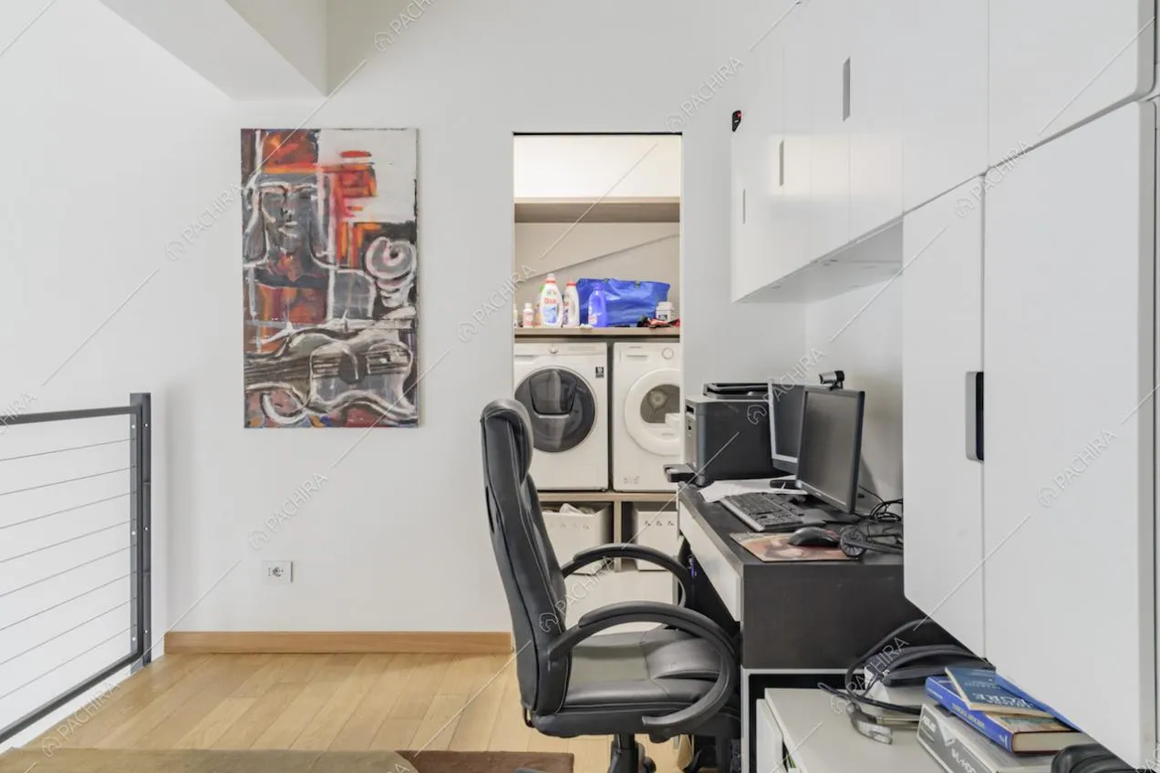 Studio e lavanderia sul soppalco dal pavimento in parquet