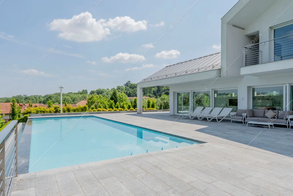 Piscina della villa Coral, location in stile contemporaneo a Como