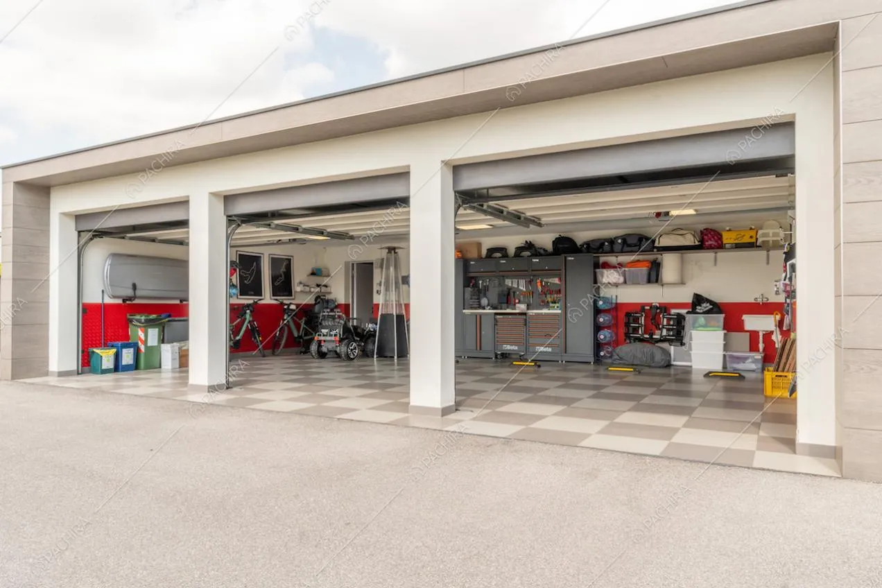 Vista dal giardino della location sul garage con pavimento a scacchi