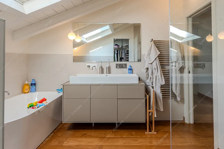 Bagno della villa Litani, location in stile moderno a Monza