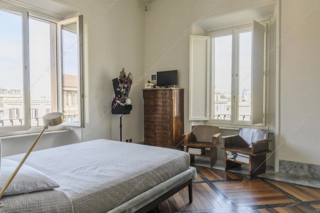 Camera da letto matrimoniale con parquet e doppia finestra
