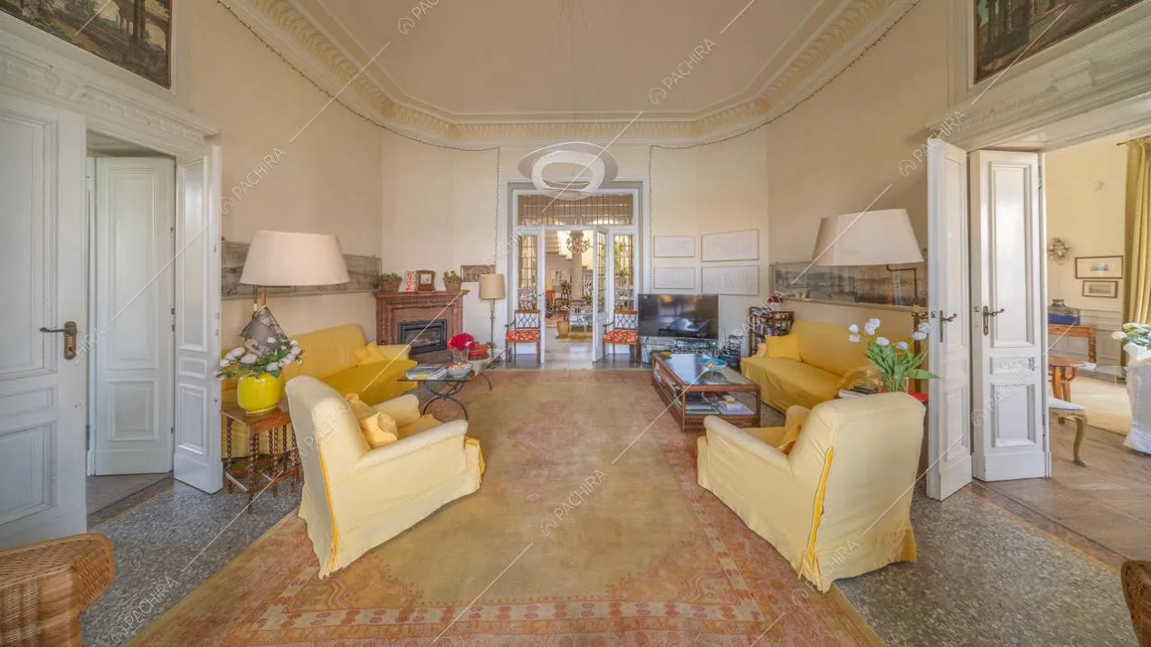 Salone con triplice accesso agli altri ambienti della magione