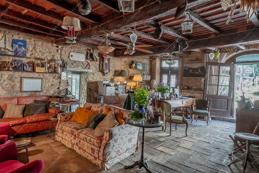 Zona living dell'agriturismo Mistral, location in stile rustico a Pavia
