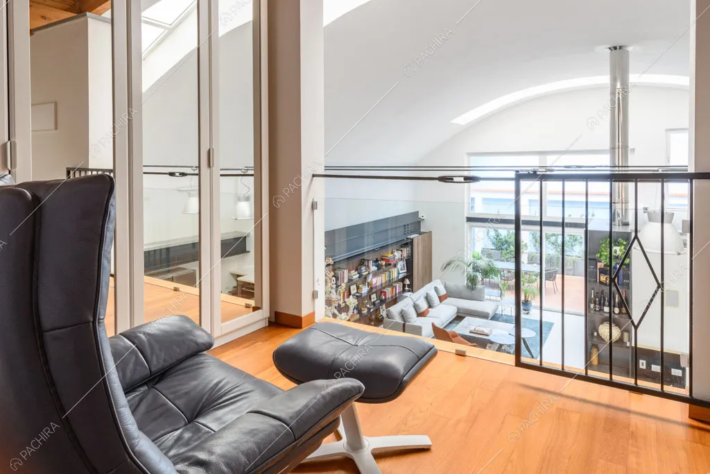 Soppalco con pavimento in parquet del loft Genepi, location in stile contemporaneo a Milano