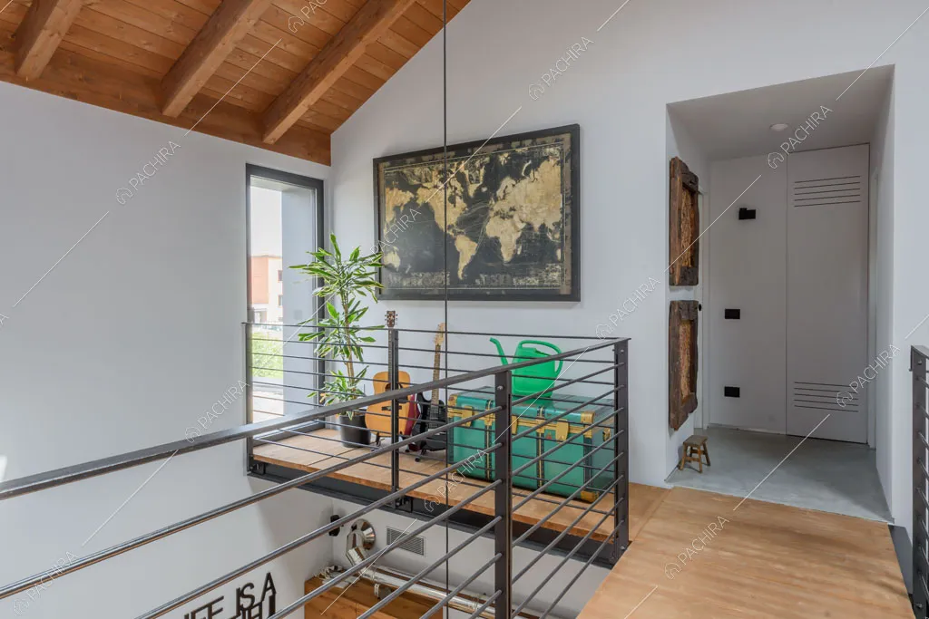 Travi a vista sul soffitto della villa Aral, location in stile contemporaneo a Monza