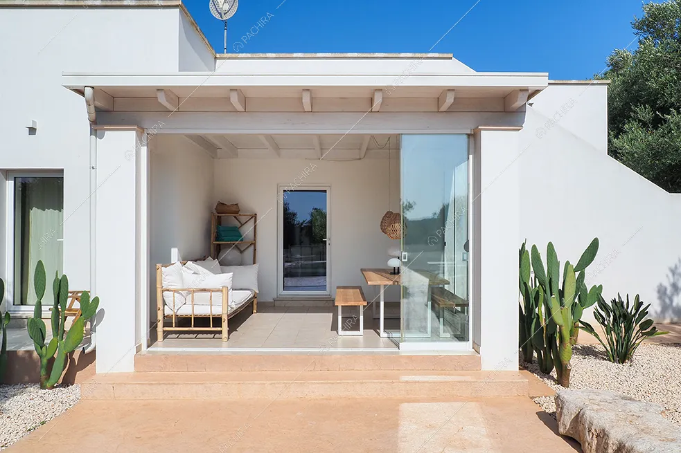 Veranda della villa Iolite, location in stile minimal a Brindisi