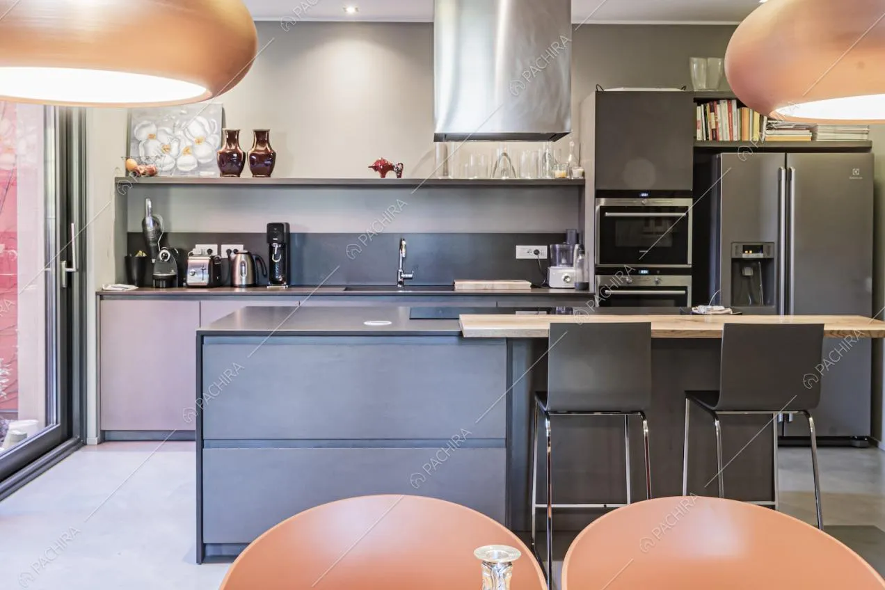 Sgabelli alti nella cucina open space con isola