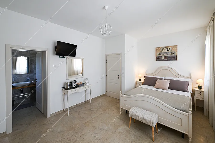Camera da letto della masseria Khamsin, location in stile rustico a Taranto