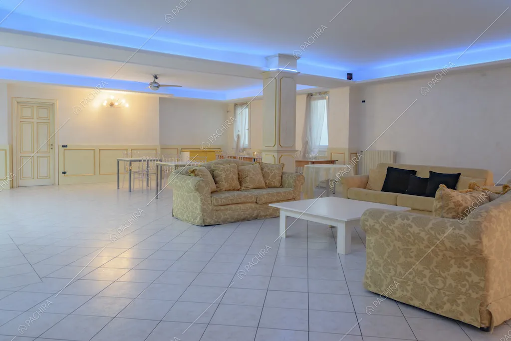 Locale con divani in stoffa e luci azzurre