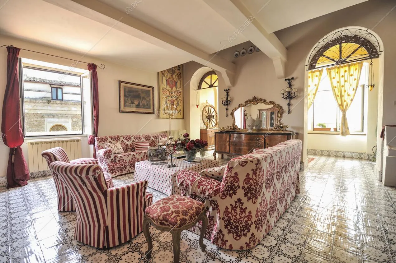 Area conversazione con divani e poltroncine rivestite in stoffa