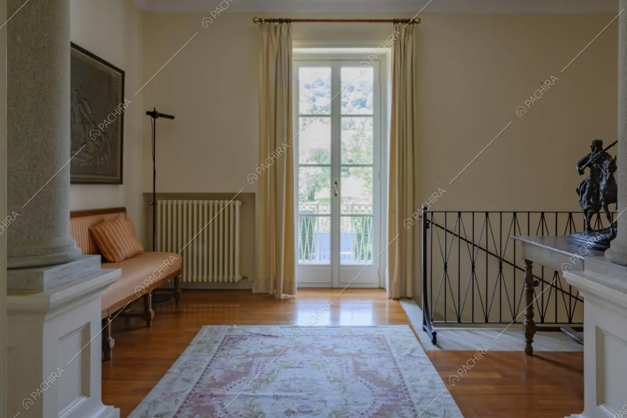 Tappeto decorato e divano antico nel disimpegno