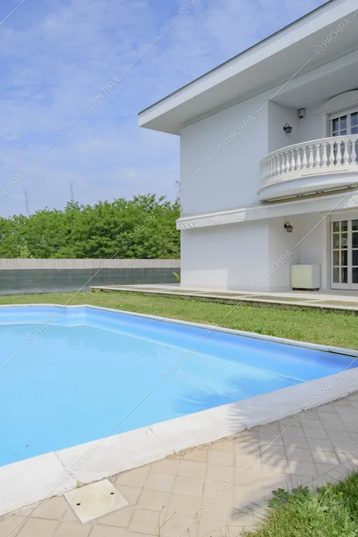Dettaglio della piscina su un lato della villa