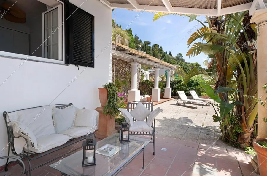 Veranda della villa Oder, location in stile classico a Napoli