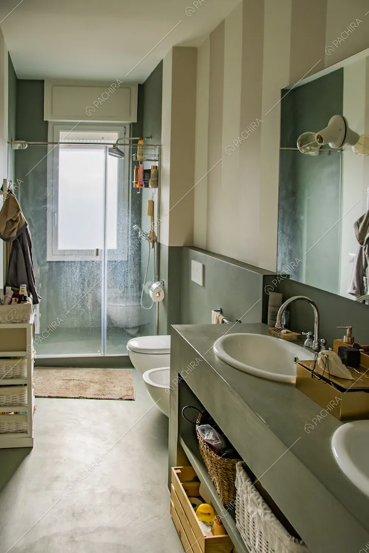 Bagno con doccia in stile contemporaneo