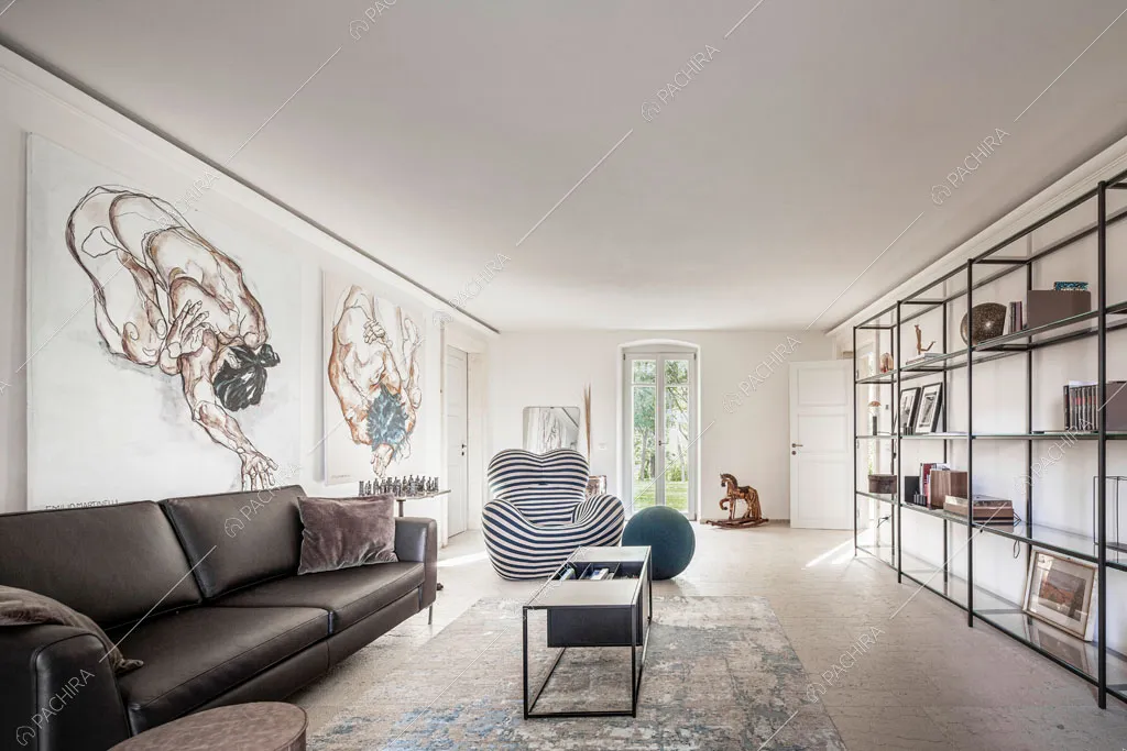 Zona living con pareti bianche della villa Ghibli, location in stile contemporaneo a Verona