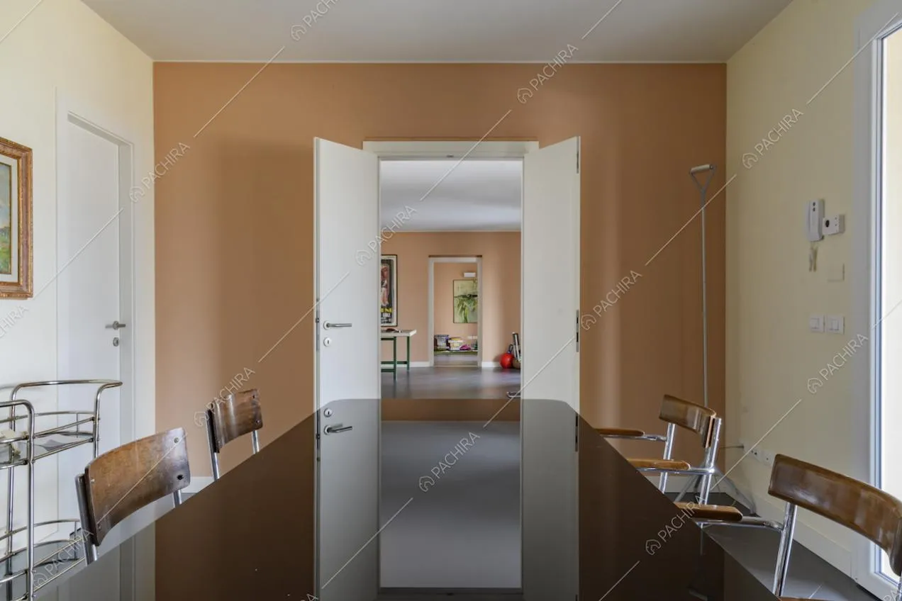 La sala da pranzo è collegata ad altri due salotti
