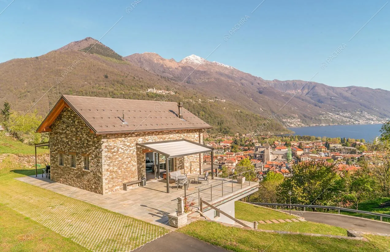 Dal giardino vista sulla location dagli esterni in pietra e veranda con salotto sulla terrazza