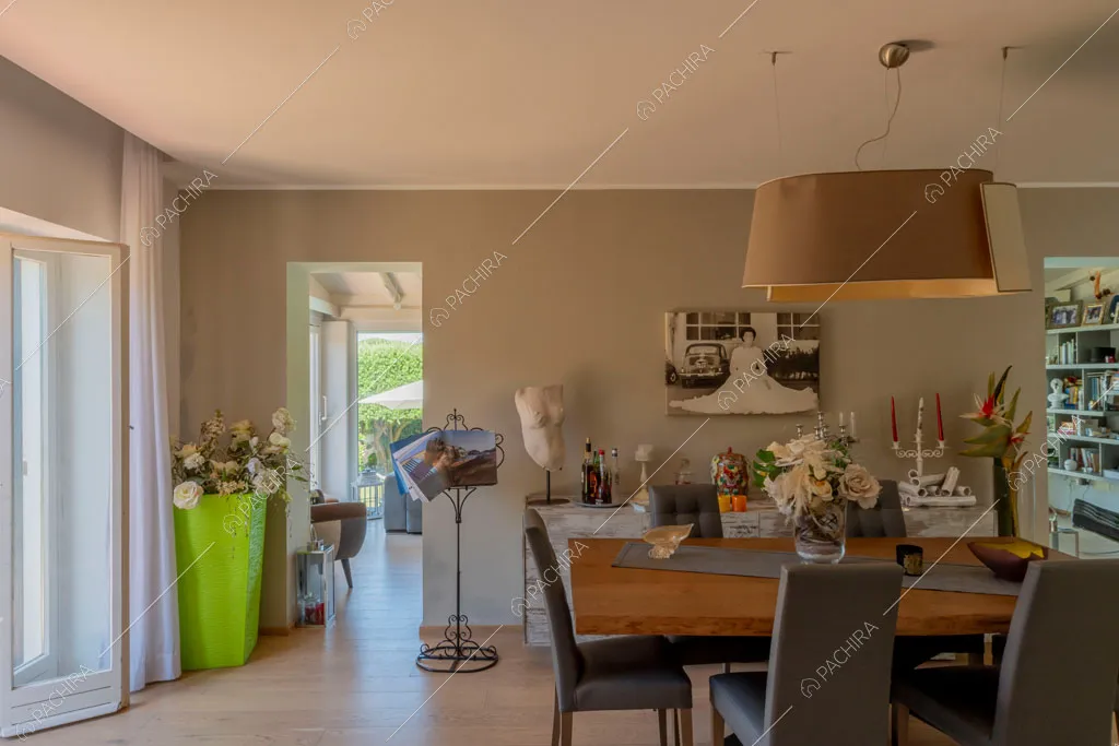 Zona living della villa Cassava, location in stile contemporaneo a Roma