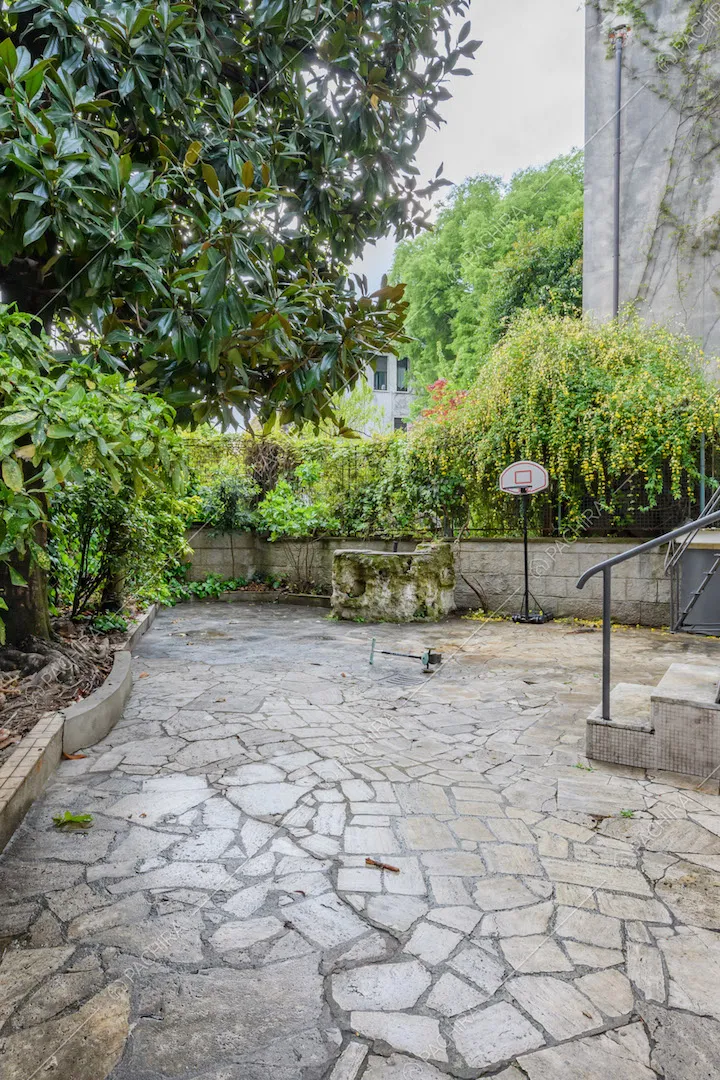 Pavimentazione in lastre di pietra nel giardino della villa