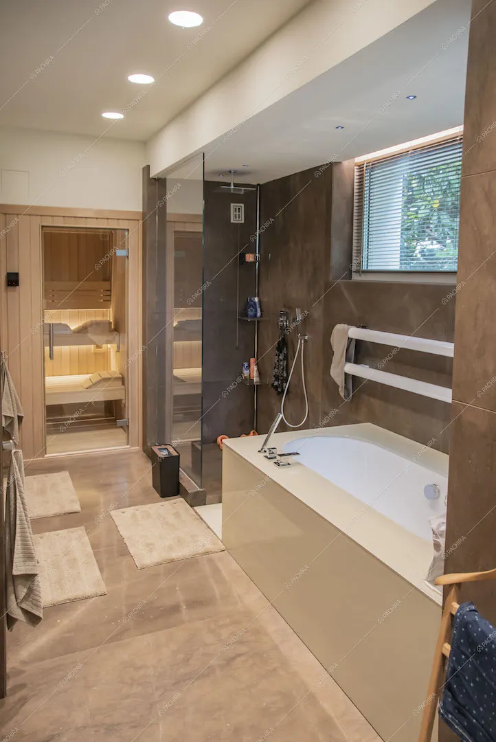 Vasca e box doccia con parete in vetro nel bagno con spa