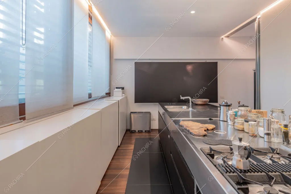 Cucina a isola dell'appartamento Carpentaria, location in stile contemporaneo a Roma