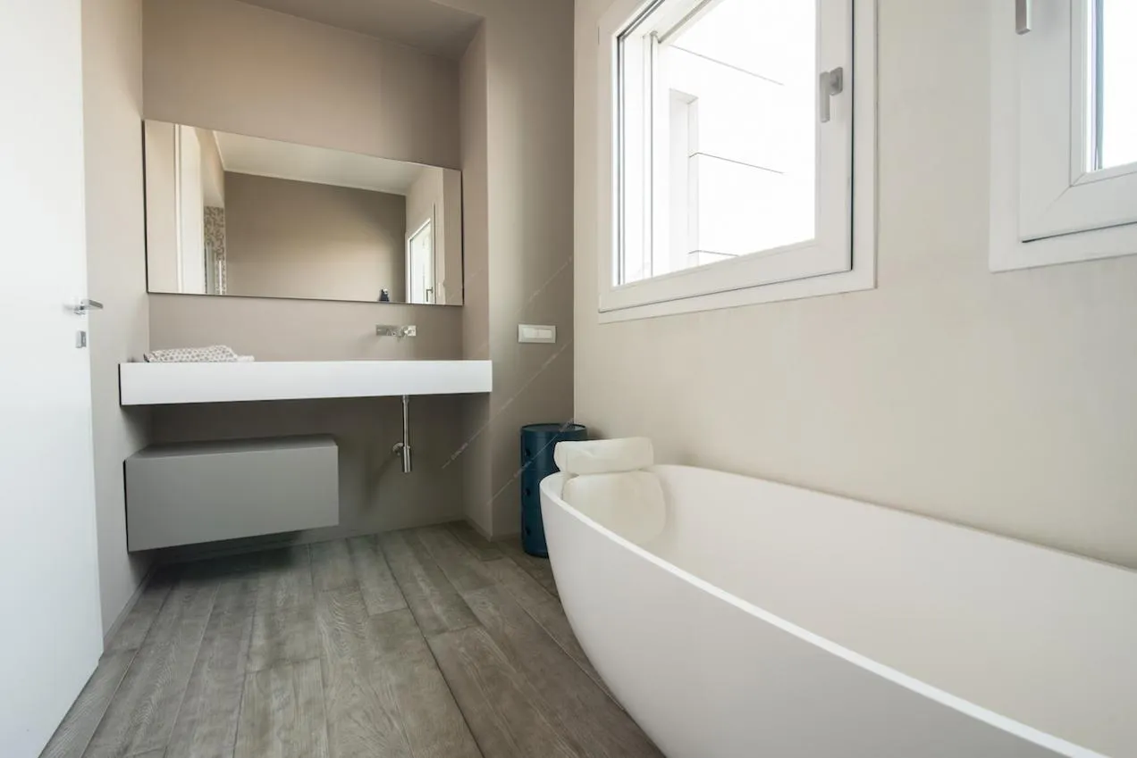 Vasca da bagno ovale e finestre quadrate