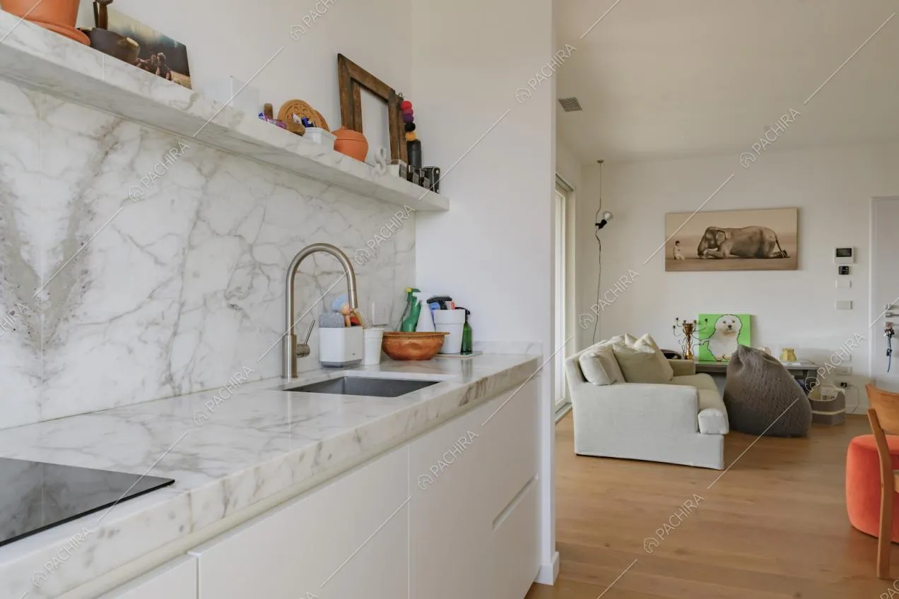 Cucina a muro con paraschizzi e piano di lavoro in marmo