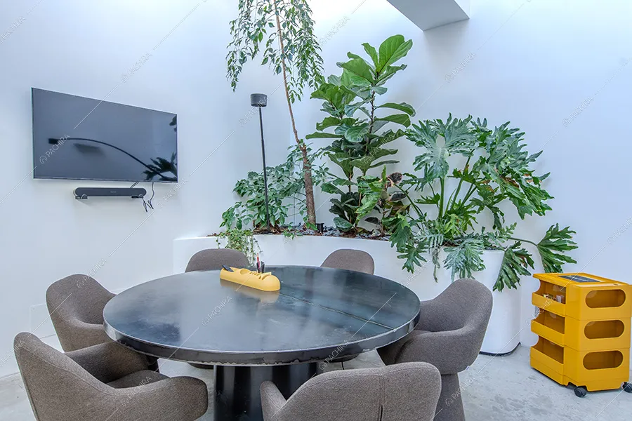 Sala riunioni dell'espositivo Tatra, location in stile contemporaneo a Milano