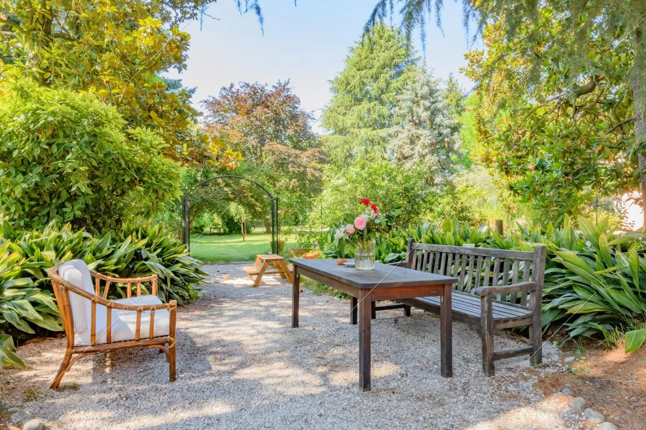 Panchine nel grande giardino della location