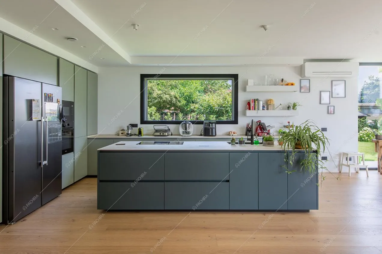 Cucina a isola della villa Ladone, location in stile moderno a Lecco