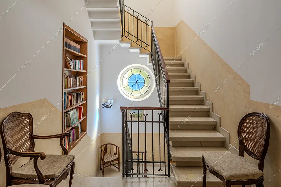 Scale della villa Rainier, location in stile liberty a Milano