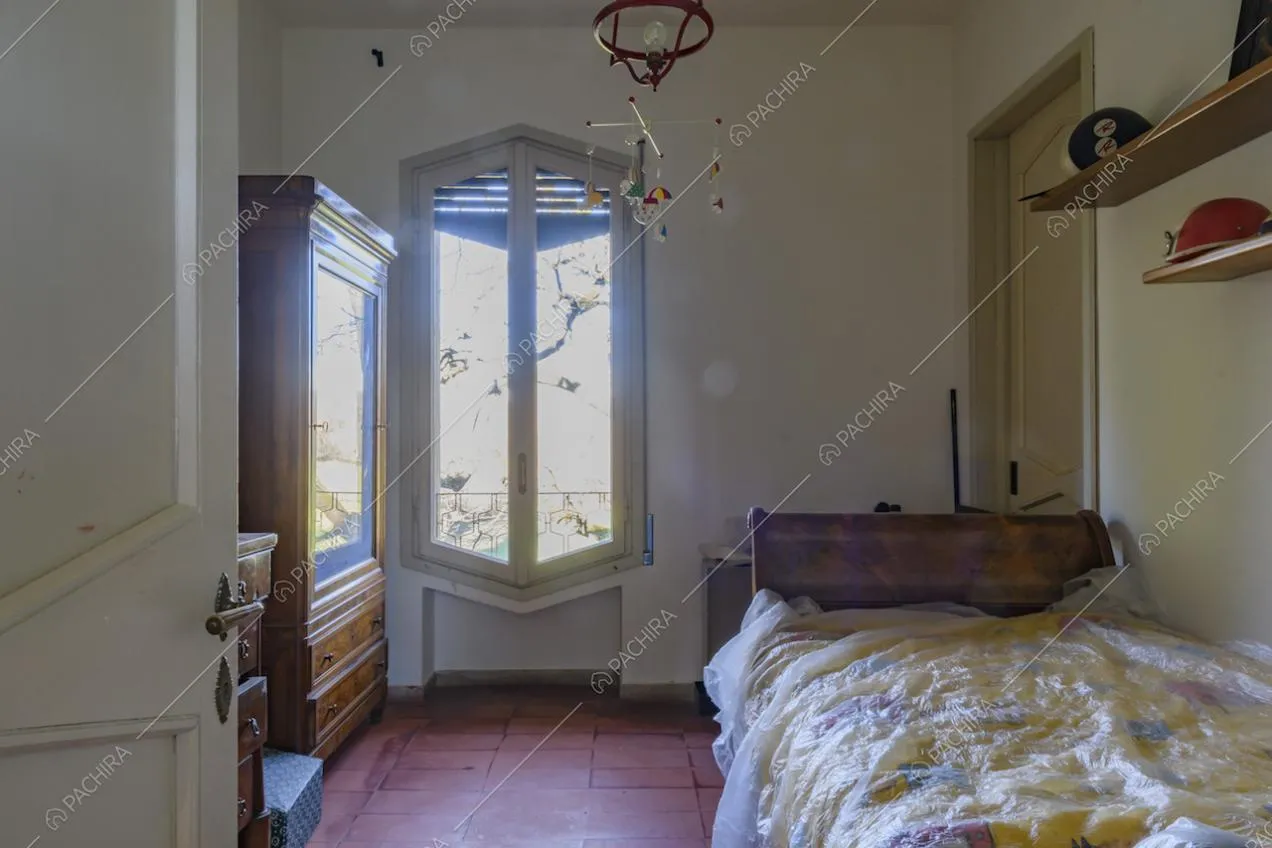 Luminosa camera da letto singola dalle pareti bianche