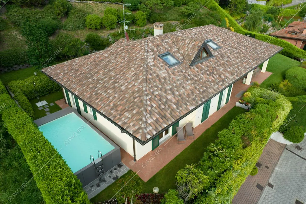 Villa con tetto in tegole e piscina nel giardino