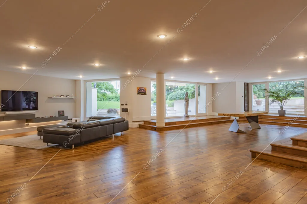 Grande sala con vetrate e pavimento in parquet della villa Bris, location in stile contemporaneo a Torino