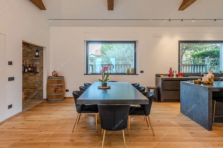 Zona pranzo della villa Norte, location in stile moderno a Monza