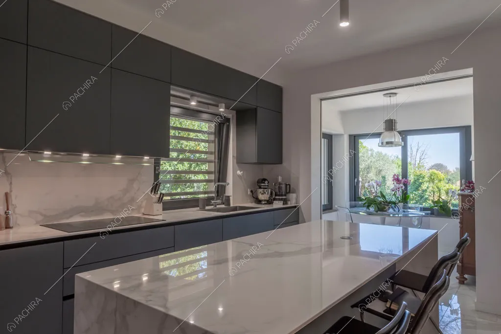 Cucina a isola della villa Orinoco, location in stile contemporaneo a Roma