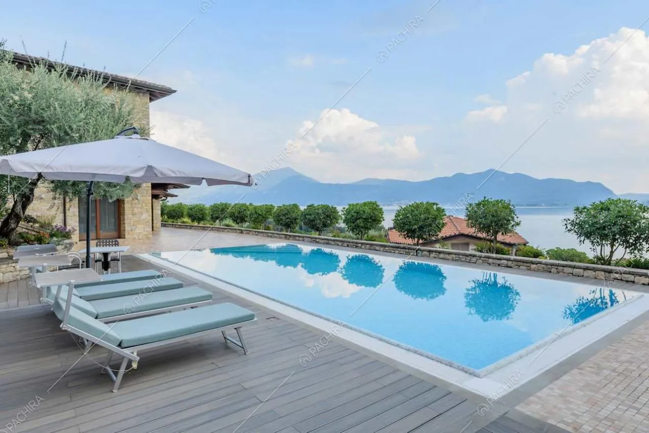 Grande piscina sulla terrazza della location con vista sul lago