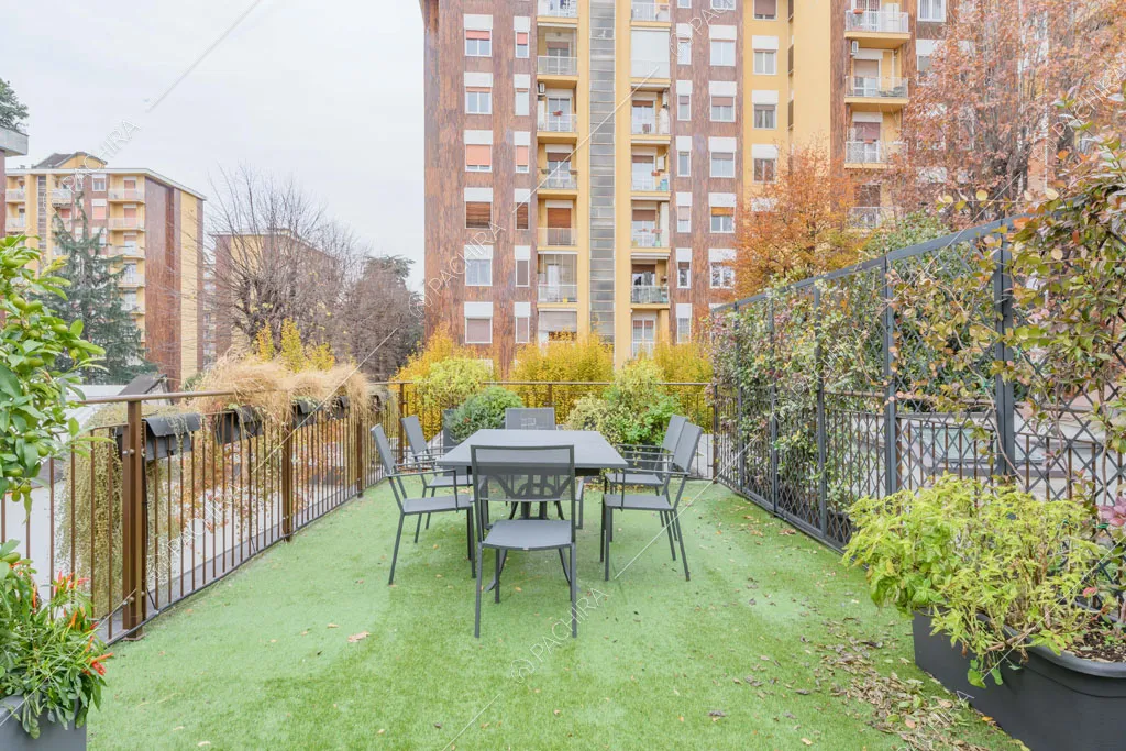 Terrazza con piante e tavolo da pranzo da esterni