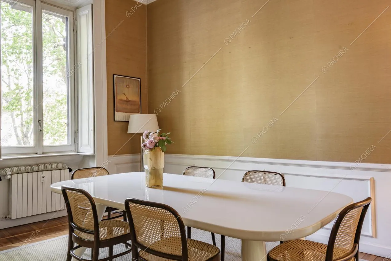 Sala da pranzo arredata con colori chiari