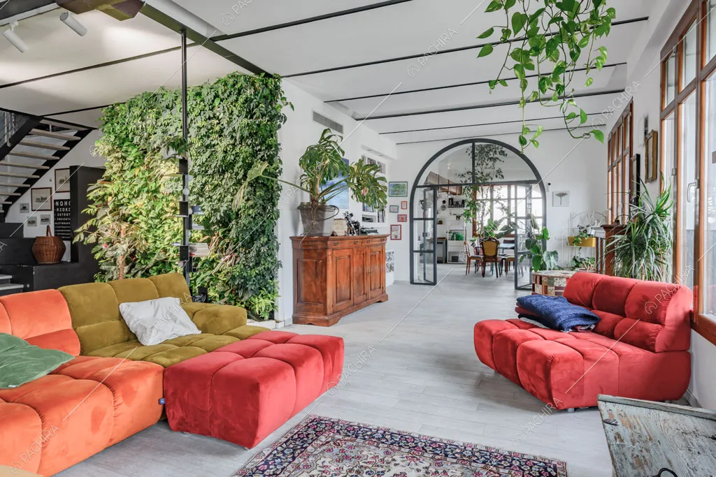 Luminoso salone con porta a vetri del loft Ostro, location in stile contemporaneo a Milano
