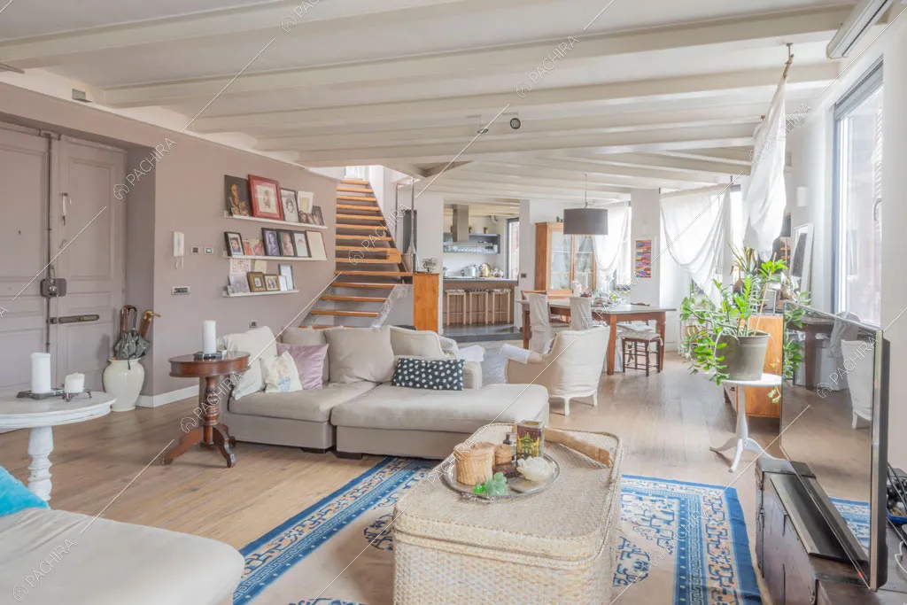 Luminosa zona living dell'appartamento Uru, location in stile moderno a Roma