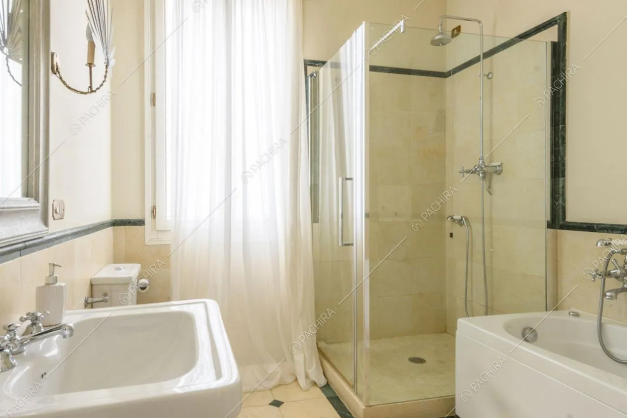 Luminoso bagno con grande box doccia e vasca